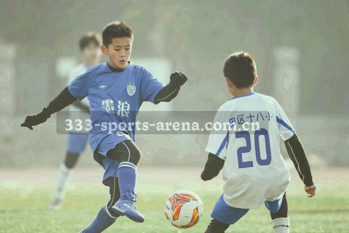 黄昏训练场上的梯队球员剪影，构图偏斜线，色调为暗底配荧光高光